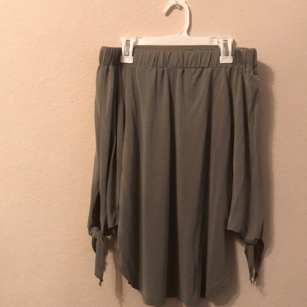 🌞green off the shoulder blouse🌞